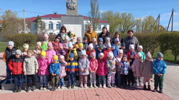 Акция «Возложение цветов к памятнику Воинам – освободителям» Акция «Возложение цветов к памятнику Воинам – освободителям».
